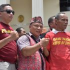 Welbertus,Anggota DPRD Sintang Berjuang Bersama Masyarakat Kawal Sidang Karhutla