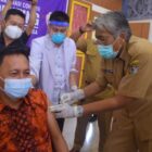 Wakil Ketua DPRD Sintang Senang Disuntik Vaksin Perdana