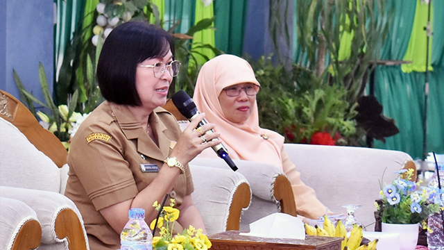 Sekretaris Daerah Kabupaten Sintang, Yosepha Hasnah Saat Menghadiri Acara Dharma Wanita Persatuan Kabupaten Sintang