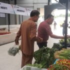 Anggota DPRD Menjadi Orang Pertama Belanja di Pasar Sayur Modern yang Baru Diresmikan